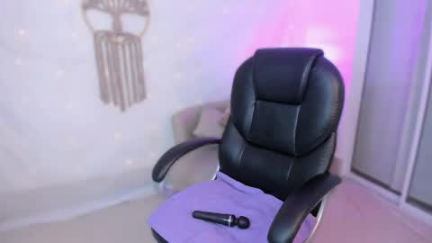 Snapshot of charlotte_marcela chatting on 05-31-26, 02:09 carlot online show from 05-31-26, 02:09