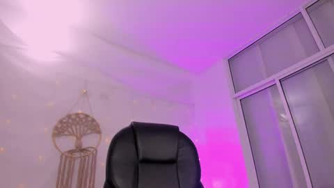 Snapshot of charlotte_marcela chatting on 06-10-26, 02:01 carlot online show from 06-10-26, 02:01