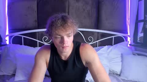 Snapshot of chase_muscular chatting on 10-05-25, 03:43 Chase online show from 10-05-25, 03:43