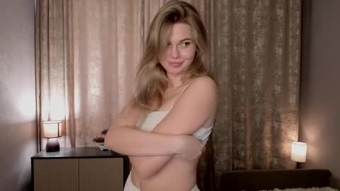 Emilia online show from 05-16-26, 10:36