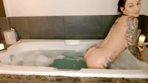 Snapshot of chaykneadscookie chatting on 11-27-25, 06:26 Cookie Chay online show from 11-27-25, 06:26