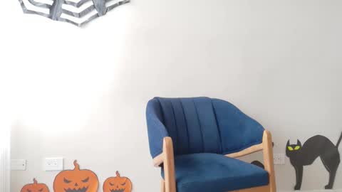 Regina Phalange online show from 10-31-25, 07:26