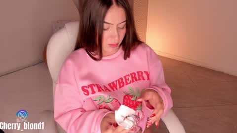Snapshot of cherry_blond_ chatting on 12-27-24, 09:39 Cherry online show from 12-27-24, 09:39