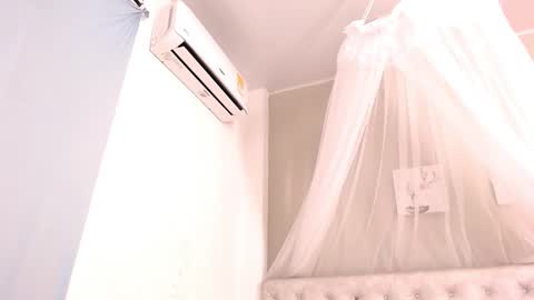 Snapshot of cherrycoloured chatting on 01-10-25, 12:38 Anna online show from 01-10-25, 12:38