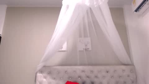 Snapshot of cherrycoloured chatting on 01-25-25, 10:18 Anna online show from 01-25-25, 10:18