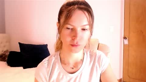 Snapshot of cherrycoloured chatting on 11-19-25, 02:22 Anna online show from 11-19-25, 02:22