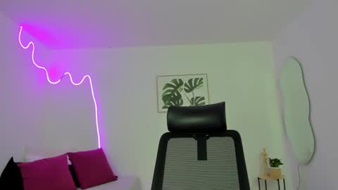 Snapshot of cherrydollxx chatting on 09-26-25, 11:58 C H E R R Y online show from 09-26-25, 11:58