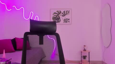 Snapshot of cherrydollxx chatting on 10-04-25, 12:03 C H E R R Y online show from 10-04-25, 12:03