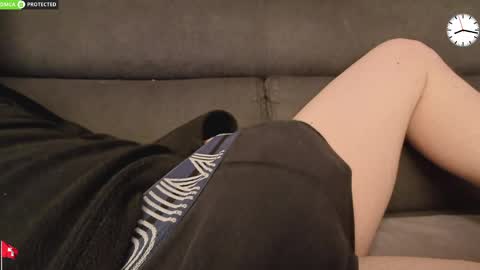 Snapshot of chezmonsieur_g chatting on 04-01-26, 06:16 Grey online show from 04-01-26, 06:16