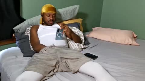 Snapshot of chicagothirdleg chatting on 03-16-26, 05:06 Que online show from 03-16-26, 05:06