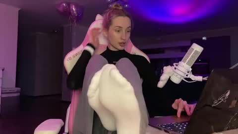 Snapshot of chillgoddess chatting on 03-11-25, 02:51 Goddess Vika - owner of all ur money online show from 03-11-25, 02:51