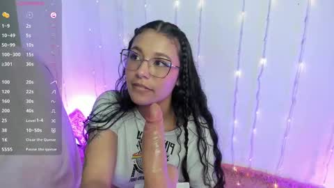 Snapshot of chloe_evans12 chatting on 03-10-25, 05:00 Chloe online show from 03-10-25, 05:00