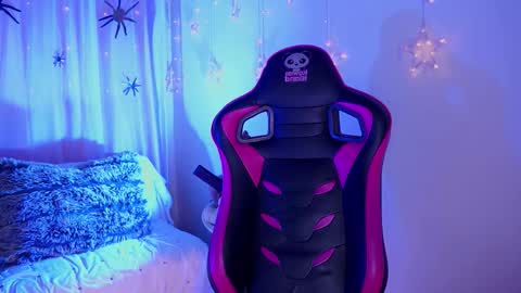 Snapshot of chloe_moons_ chatting on 10-30-25, 11:05 CLOE online show from 10-30-25, 11:05