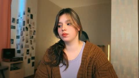 Snapshot of chloe_rozzy chatting on 03-18-26, 04:15 Sendy online show from 03-18-26, 04:15