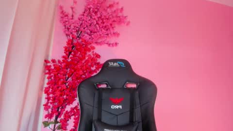 Snapshot of chloe_sweet7 chatting on 12-21-25, 04:41 Chloe Miller online show from 12-21-25, 04:41