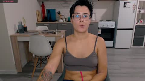 Snapshot of chloe_x_ chatting on 12-04-24, 03:32 Eva and Sandra online show from 12-04-24, 03:32