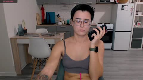 Snapshot of chloe_x_ chatting on 12-04-24, 06:39 Eva and Sandra online show from 12-04-24, 06:39