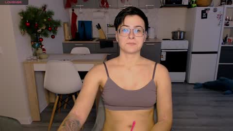 Snapshot of chloe_x_ chatting on 01-04-25, 09:54 Eva and Sandra online show from 01-04-25, 09:54