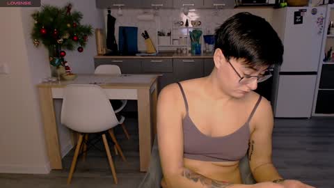 Snapshot of chloe_x_ chatting on 01-05-25, 10:21 Eva and Sandra online show from 01-05-25, 10:21