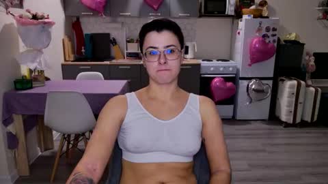 Snapshot of chloe_x_ chatting on 02-13-26, 10:17 Eva and Sandra online show from 02-13-26, 10:17