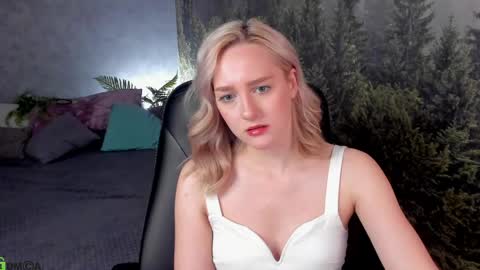 Snapshot of chloedeccker chatting on 05-18-26, 04:07 Chloe Deccker online show from 05-18-26, 04:07