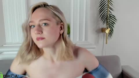 Snapshot of chloedeccker chatting on 05-27-26, 01:13 Chloe Deccker online show from 05-27-26, 01:13