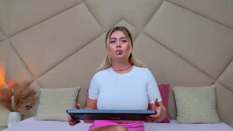 Chloe Vee online show from 10-29-25, 06:26