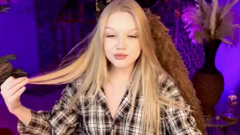 Snapshot of chloewight chatting on 03-12-26, 11:27 ChloeWight online show from 03-12-26, 11:27