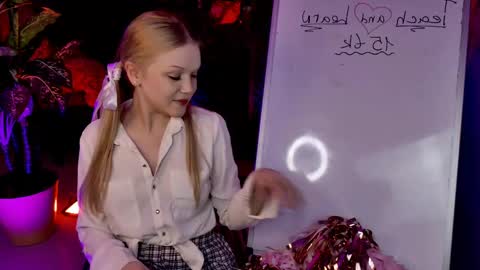 ChloeWight online show from 04-12-26, 09:36