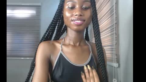 Snapshot of choco_petitqueen chatting on 11-28-25, 08:28 choco_petitqueen online show from 11-28-25, 08:28