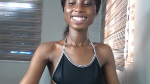 Snapshot of choco_petitqueen chatting on 12-14-25, 02:33 choco_petitqueen online show from 12-14-25, 02:33