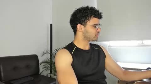 Im Chirs IM MODEL INDEPENDT online show from 11-06-25, 02:18