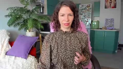 Snapshot of christina_hot chatting on 06-01-26, 11:01 Chris online show from 06-01-26, 11:01