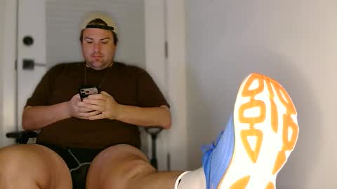 ChubbyGayManBigFeet online show from 05-24-26, 07:57