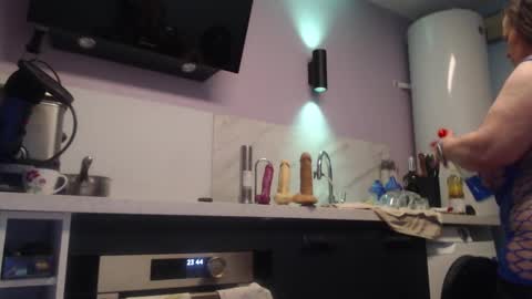 Snapshot of chwerry_b0 chatting on 02-06-25, 10:43 Jessica online show from 02-06-25, 10:43