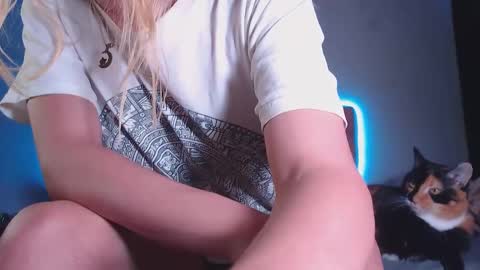 Snapshot of cicimom chatting on 12-19-25, 04:30 cicimom online show from 12-19-25, 04:30