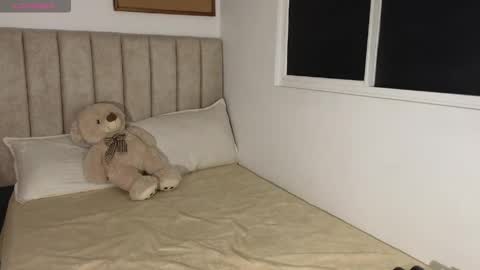 Mia online show from 03-24-26, 05:34