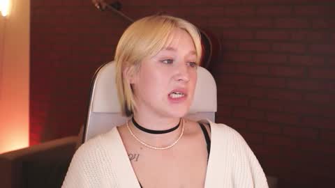 Snapshot of cinbellamy chatting on 09-15-25, 04:40 Cin Bellamy online show from 09-15-25, 04:40