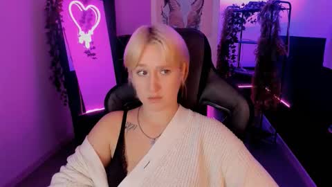 Snapshot of cinbellamy chatting on 09-25-25, 05:44 Cin Bellamy online show from 09-25-25, 05:44