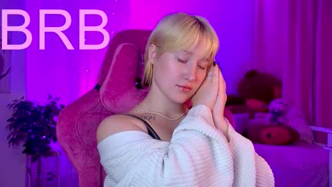 Snapshot of cinbellamy chatting on 09-29-25, 02:49 Cin Bellamy online show from 09-29-25, 02:49