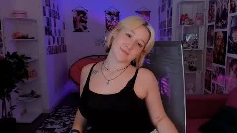 Snapshot of cinbellamy chatting on 10-06-25, 06:44 Cin Bellamy online show from 10-06-25, 06:44