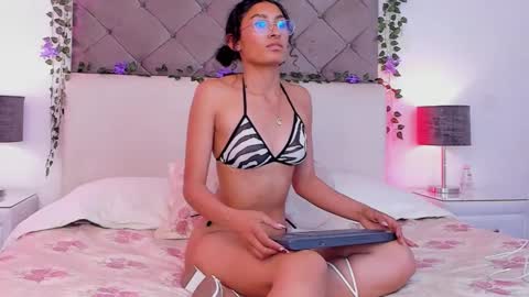 Snapshot of cinna_roux_ chatting on 09-10-25, 08:20 Karla online show from 09-10-25, 08:20