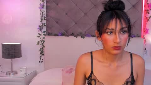 Snapshot of cinna_roux_ chatting on 09-12-25, 01:44 Karla online show from 09-12-25, 01:44