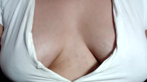 CLARA AT YOUR SERVICE online show from 01-15-25, 06:33