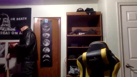 Snapshot of clintwood12 chatting on 12-22-25, 11:13 chad online show from 12-22-25, 11:13