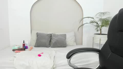 Cloe  online show from 01-06-26, 04:00