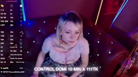 Snapshot of cloe_five chatting on 06-11-26, 12:32 CLOE online show from 06-11-26, 12:32