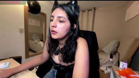 Snapshot of cloe_small08 chatting on 10-30-25, 01:40 cloe small online show from 10-30-25, 01:40