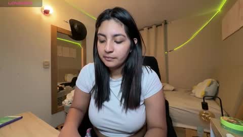 cloe small online show from 12-23-25, 04:54