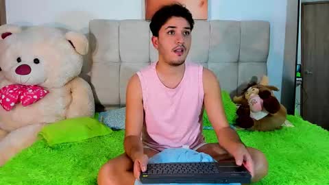 Snapshot of collage_hot25 chatting on 12-22-25, 03:47 javier online show from 12-22-25, 03:47